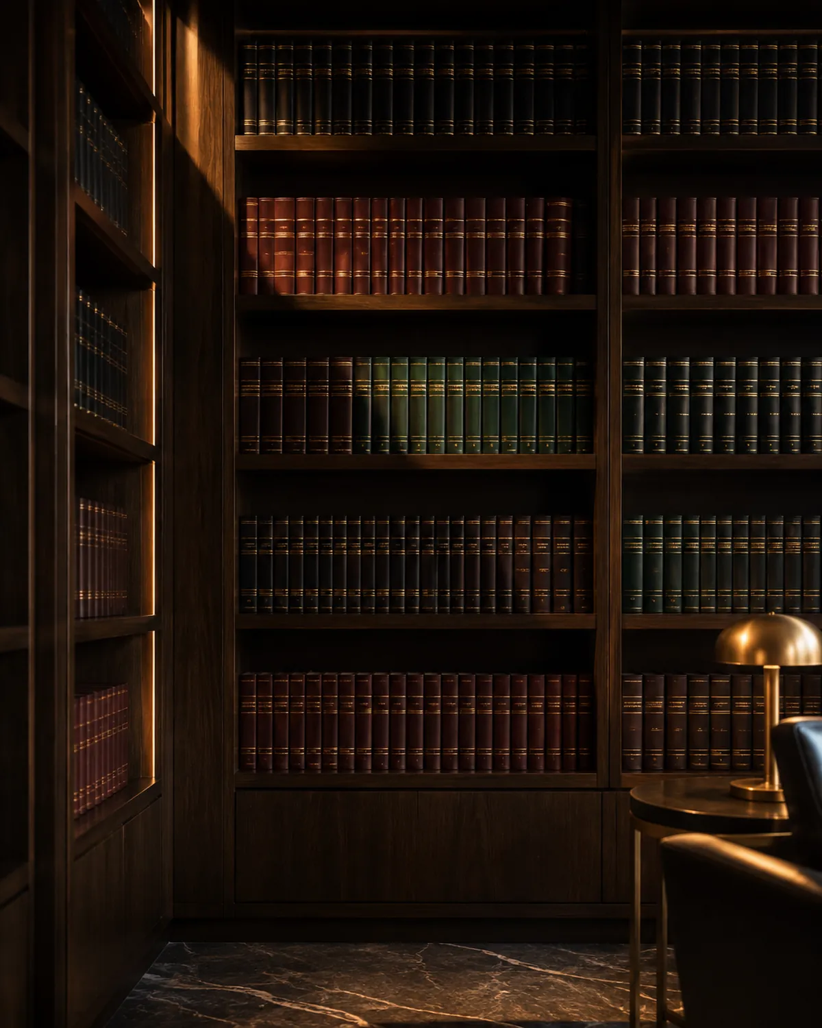 Biblioteca jurídica do escritório, com estantes de madeira e volumes encadernados
